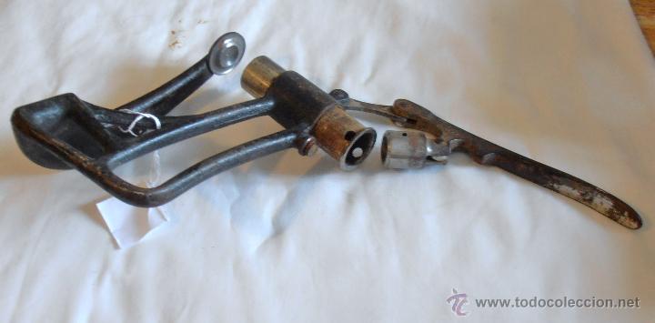 Antig&uuml;edades: MAQUINA MANUAL DE FORRAR BOTONES - Foto 3