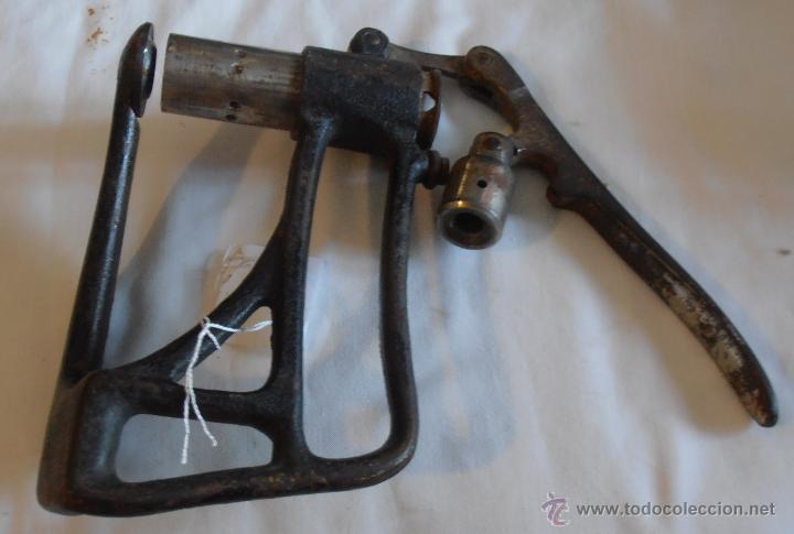 Antig&uuml;edades: MAQUINA MANUAL DE FORRAR BOTONES - Foto 4