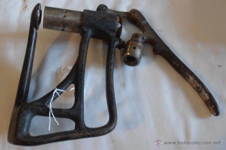 Antig&uuml;edades: MAQUINA MANUAL DE FORRAR BOTONES - Foto 5