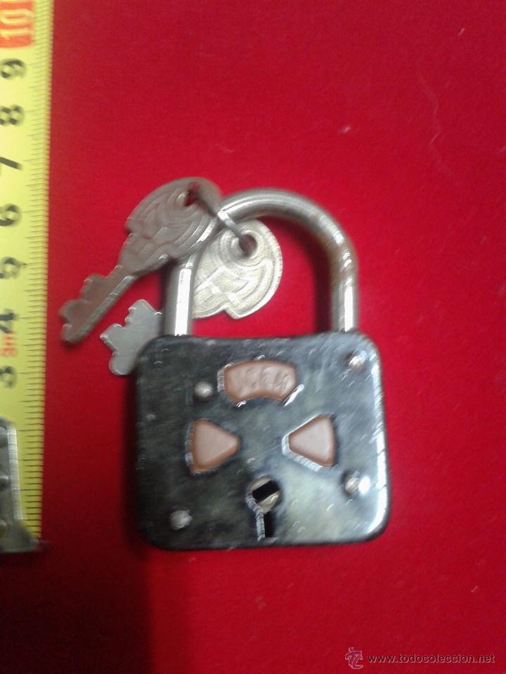 Antig&uuml;edades: CANDADO UCEM CON LLAVE NEGRO - Foto 1