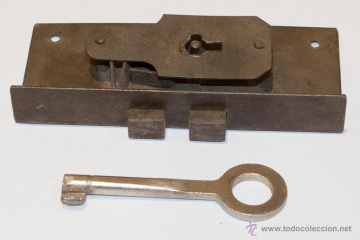 Antig&uuml;edades: CERRADURA DE ARMARIO CON LLAVE. - Foto 2
