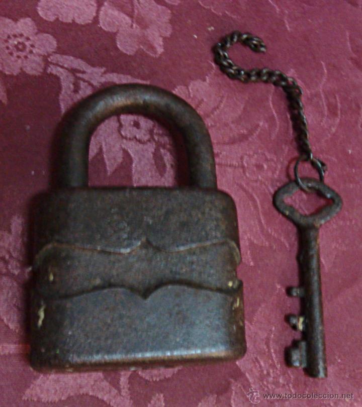 Antig&uuml;edades: CANDADO ANTIGUO CON LLAVE DE FORJA FUNCIONANDO. - Foto 1