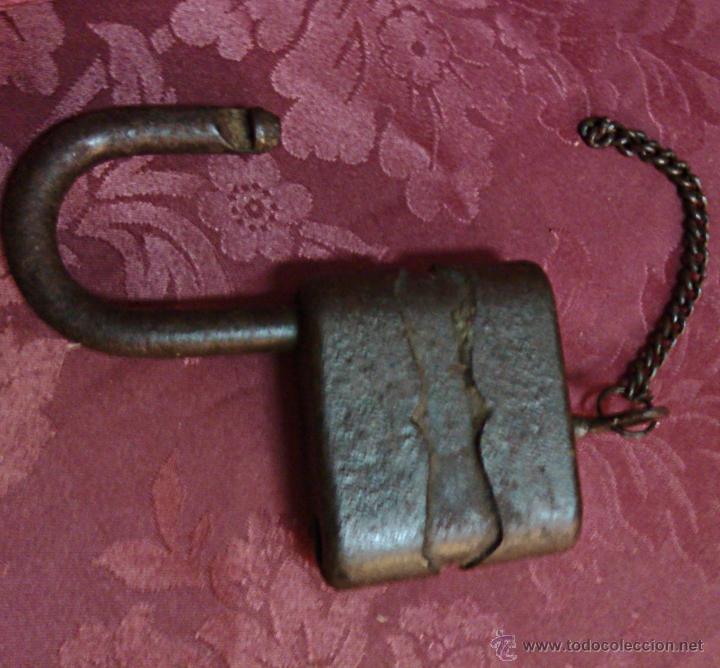 Antig&uuml;edades: CANDADO ANTIGUO CON LLAVE DE FORJA FUNCIONANDO. - Foto 2