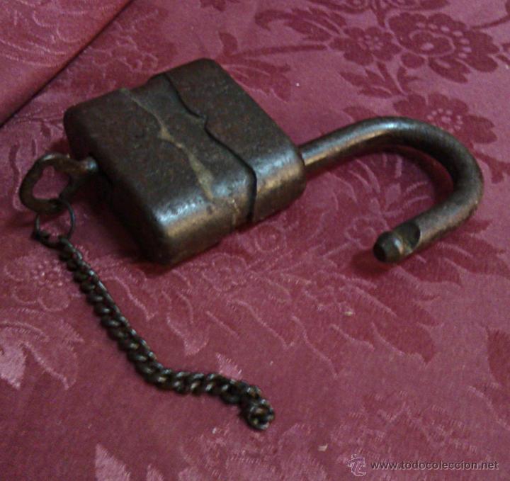Antig&uuml;edades: CANDADO ANTIGUO CON LLAVE DE FORJA FUNCIONANDO. - Foto 3