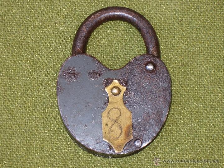 Antig&uuml;edades: CANDADO ANTIGUO CON FORMA DE CORAZON. - Foto 1