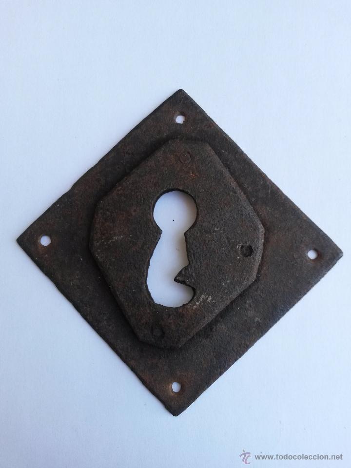 Antig&uuml;edades: Bocallave doble de hierro forjado de 11 x 11 cms - Foto 1