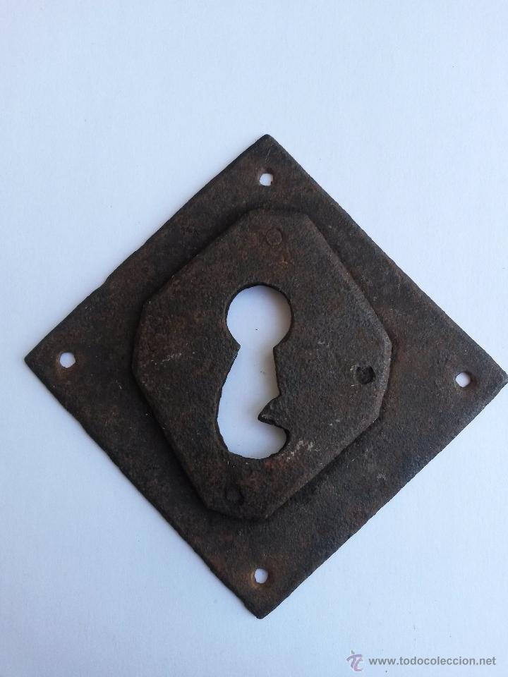 Antig&uuml;edades: Bocallave doble de hierro forjado de 11 x 11 cms - Foto 2