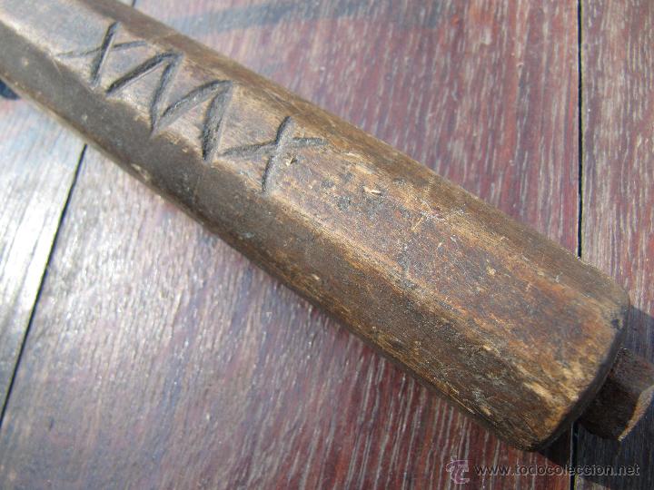 Antig&uuml;edades: ANTIGUA LLAVE INGLESA MORDAZA MANGO MADERA - Foto 2