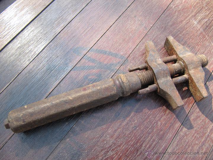 Antig&uuml;edades: ANTIGUA LLAVE INGLESA MORDAZA MANGO MADERA - Foto 4