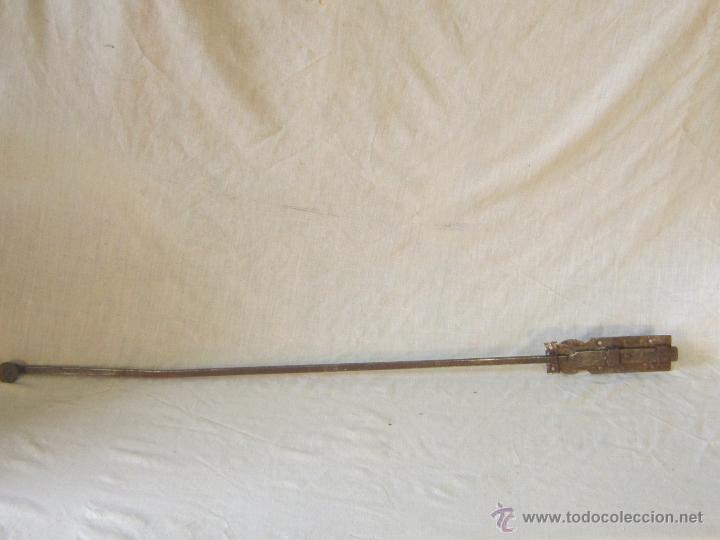 Antig&uuml;edades: PESTILLO ANTIGUO DE FORJA - Foto 2