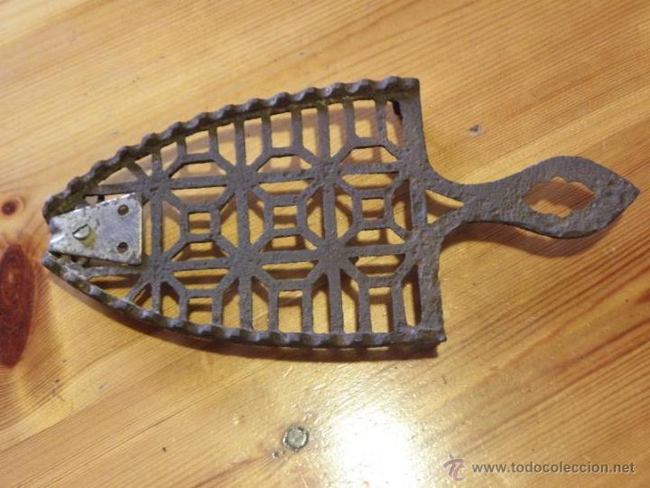 Antig&uuml;edades: Base de plancha con soporte arreglado - Foto 1