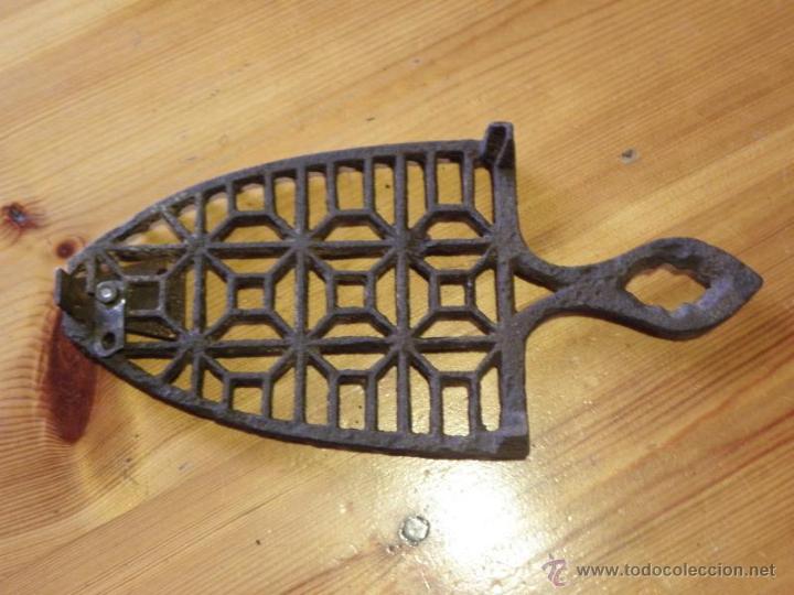 Antig&uuml;edades: Base de plancha con soporte arreglado - Foto 2