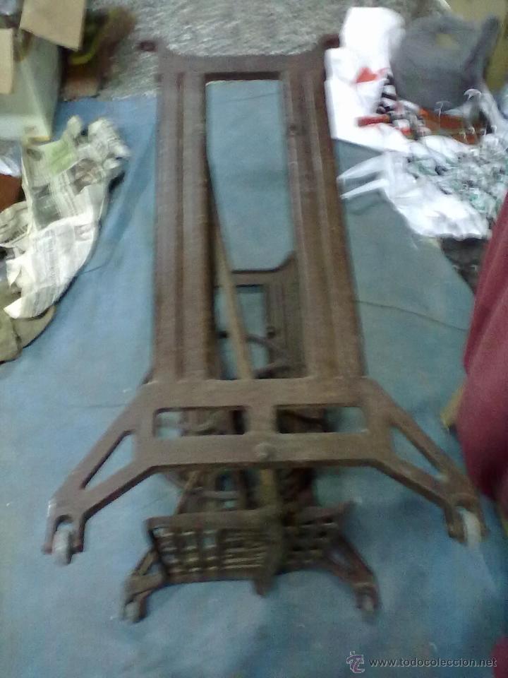 Antig&uuml;edades: PIE DE HIERRO SIGMA MAQUINA DE COSER - Foto 3