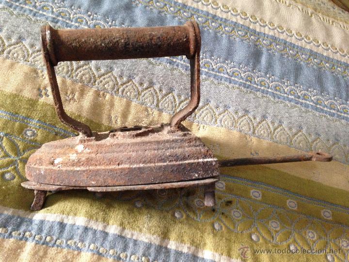Antig&uuml;edades: Plancha de hierro con planchero (soporte) S. XIX - Foto 1