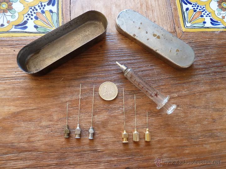 Antig&uuml;edades: Jeringuilla con estuche y 6 agujas - Foto 1