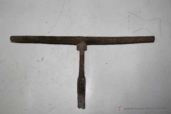 Antig&uuml;edades: PESTILLO (CERROJO) DE HIERRO - Foto 2