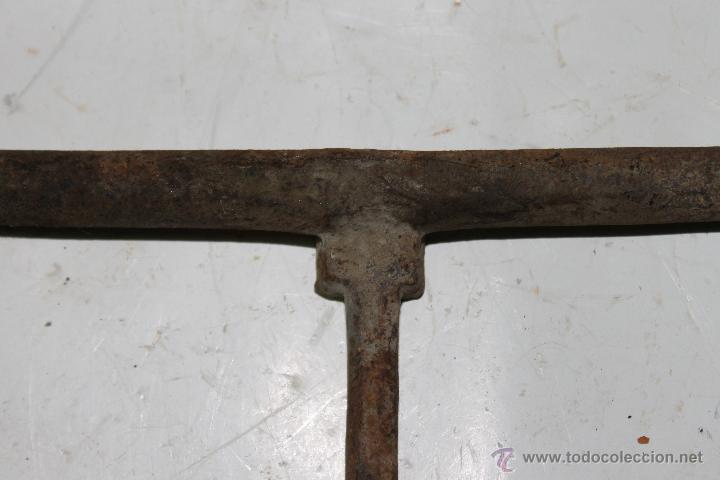 Antig&uuml;edades: PESTILLO (CERROJO) DE HIERRO - Foto 4