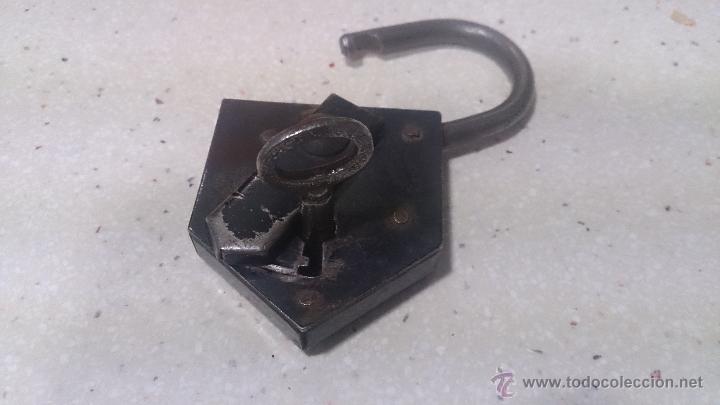 Antig&uuml;edades: CANDADO ANTIGUO DE HIERRO CON SU LLAVE - Foto 1
