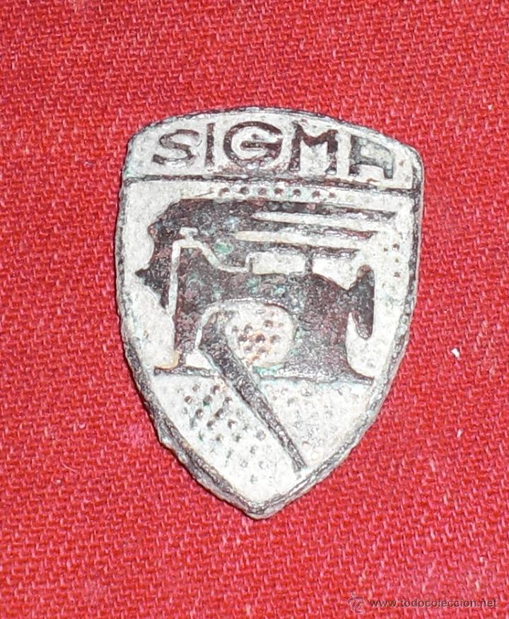 Antig&uuml;edades: Insignia maquina de coser sigma de solapa - Foto 1