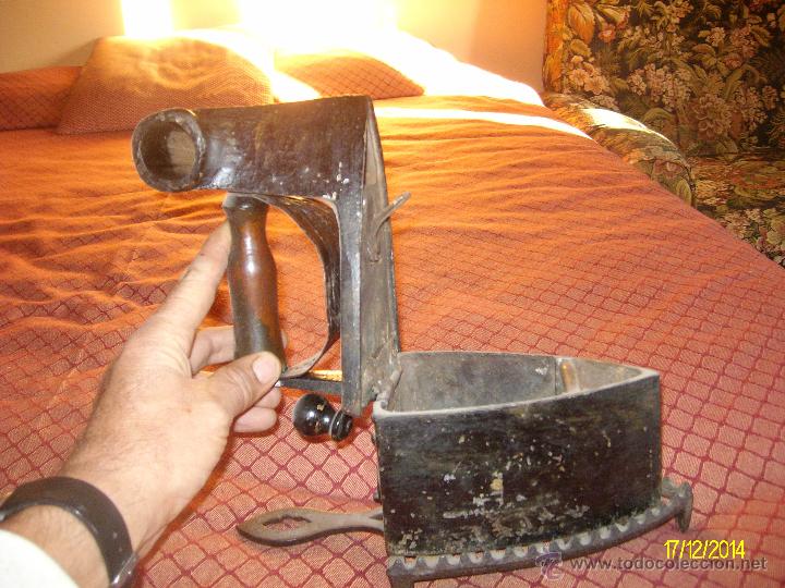 Antig&uuml;edades: Plancha de carb&oacute;n con el anagrama de las ss - Foto 2