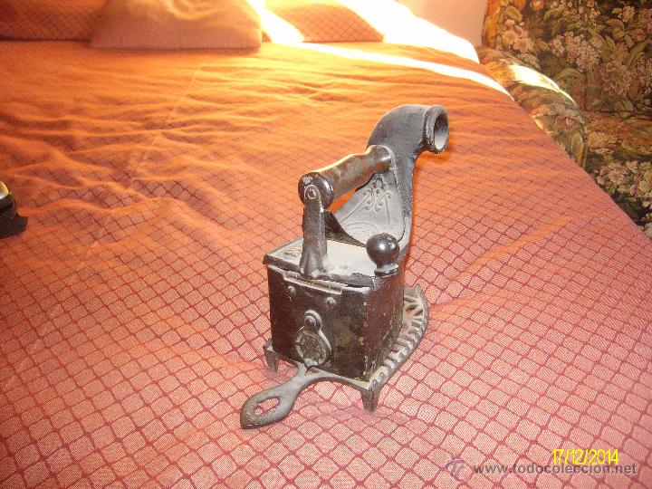 Antig&uuml;edades: Plancha de carb&oacute;n con el anagrama de las ss - Foto 3