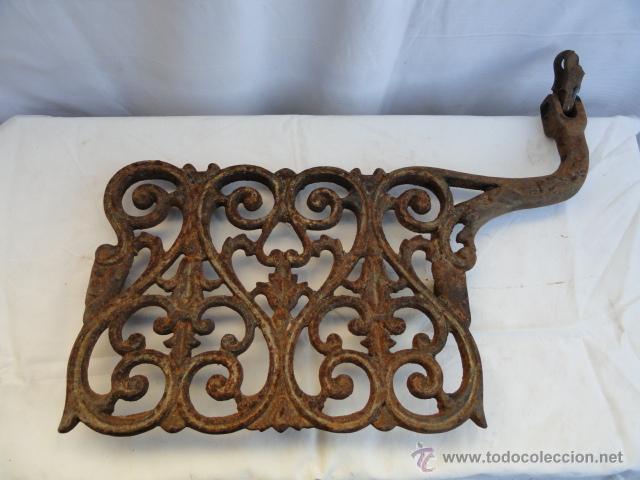 Antig&uuml;edades: HIERRO PIES M&Aacute;QUINA DE COSER. - Foto 1