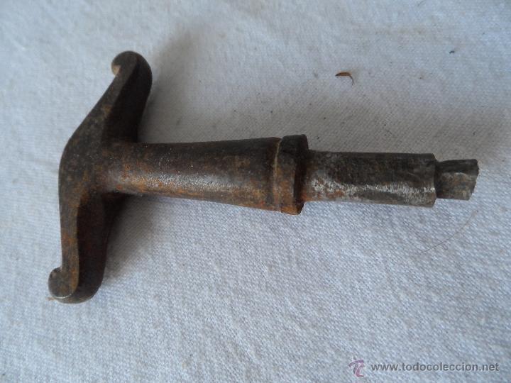 Antig&uuml;edades: LLAVE FORJA RARO CUADRADO - Foto 1