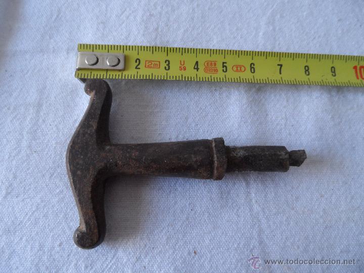 Antig&uuml;edades: LLAVE FORJA RARO CUADRADO - Foto 2