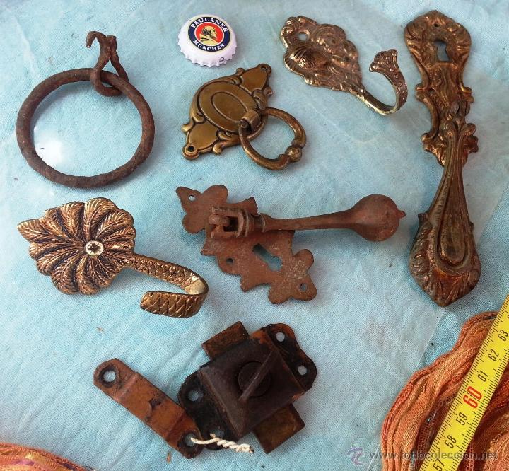 Antig&uuml;edades: ALDABAS Y TIRADORES. 7 PIEZAS. - Foto 1