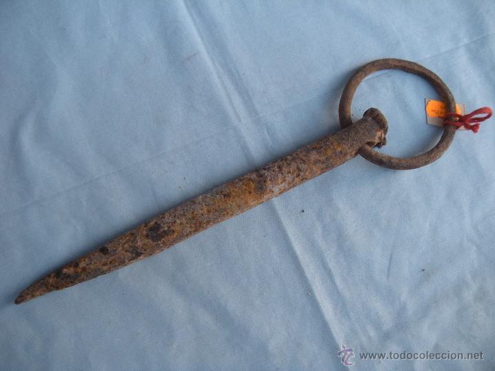 Antig&uuml;edades: ANTIGUO CLAVO CON ANILLA FORJA - Foto 1