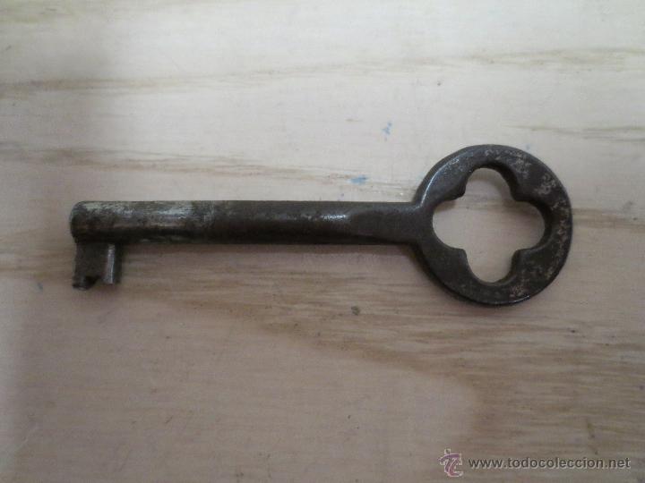Antig&uuml;edades: llave antigua de armario - Foto 1