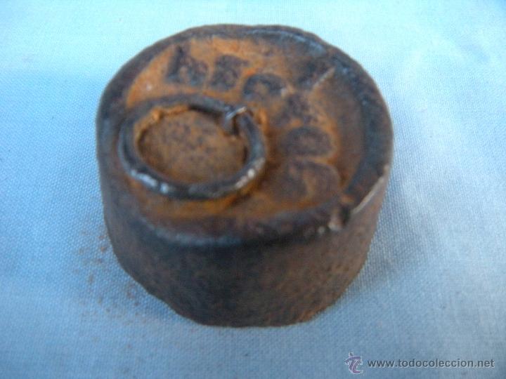 Antig&uuml;edades: ANTIGUA PESA DE HIERRO 100 GRAMOS - Foto 1
