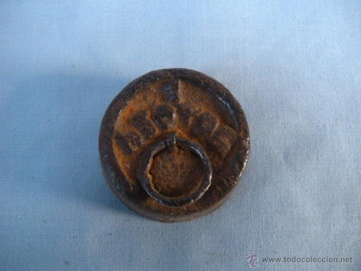 Antig&uuml;edades: ANTIGUA PESA DE HIERRO 100 GRAMOS - Foto 3