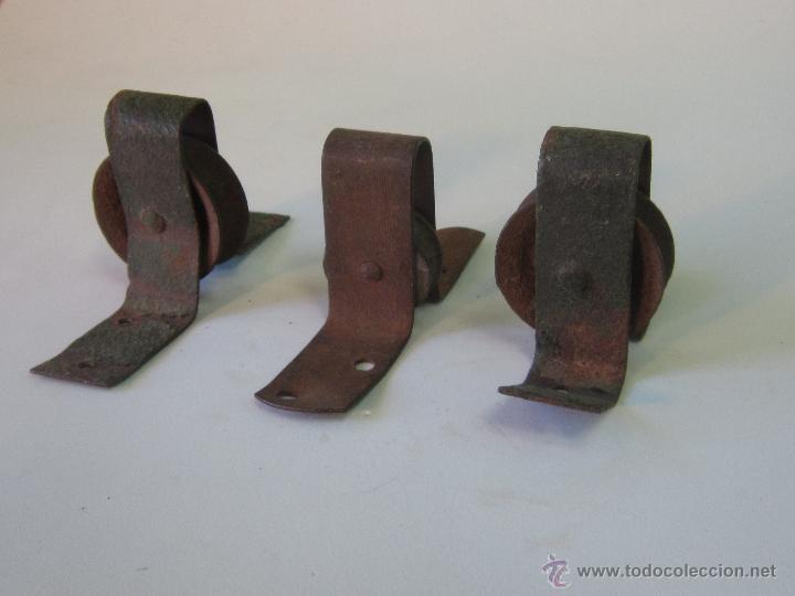 Antig&uuml;edades: LOTE DE 3 RUEDAS DE HIERRO - Foto 2