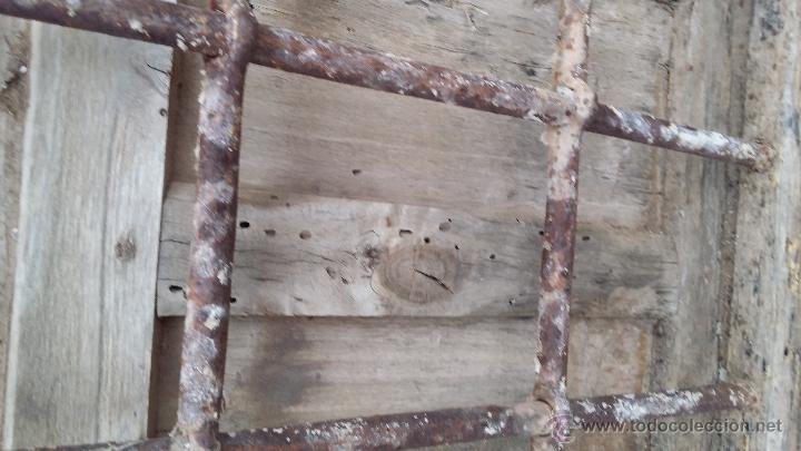 Antig&uuml;edades: antigua ventana de madera con rejas de forja. - Foto 3