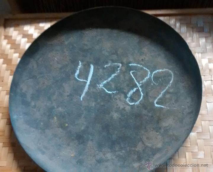 Antig&uuml;edades: Plato de lat&oacute;n de 23 cm, de balanza - Foto 1