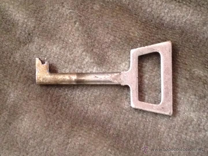 Antig&uuml;edades: LLAVE DE ARMARIO A&Ntilde;OS 70 - Foto 1