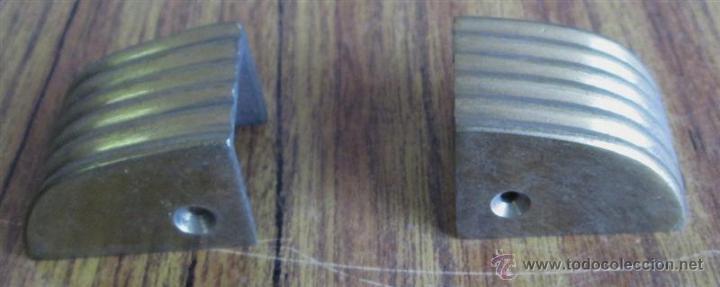 Antig&uuml;edades: Dos remates de patas para mueble  -- De bronce - Foto 1