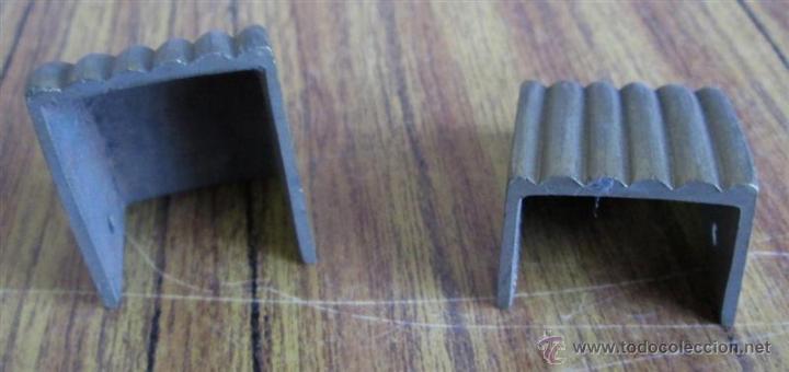 Antig&uuml;edades: Dos remates de patas para mueble  -- De bronce - Foto 2