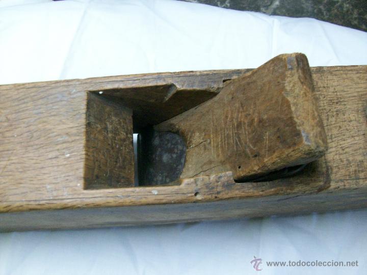 Antig&uuml;edades: ANTIGUO CEPILLO DE CARPINTERO-MIDE 64,50CM DE LARGO. - Foto 2