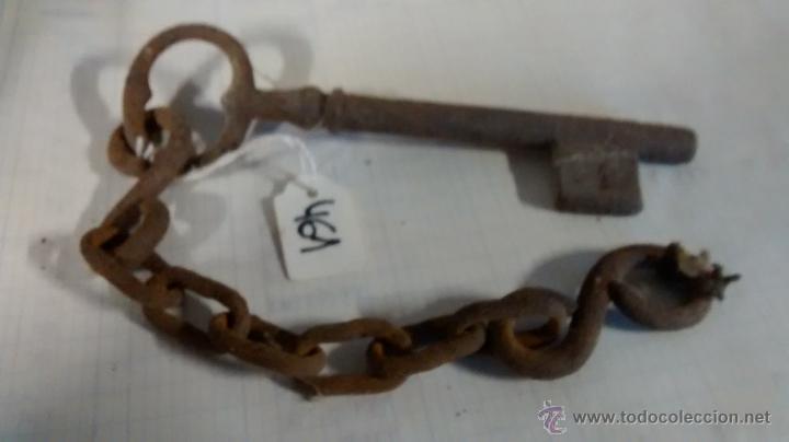 Antig&uuml;edades: Llave antigua con cadena - Foto 2