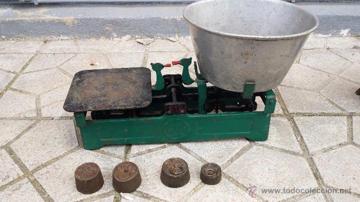 Antig&uuml;edades: antigua balanza, con platillos y 4 pesas - Foto 1