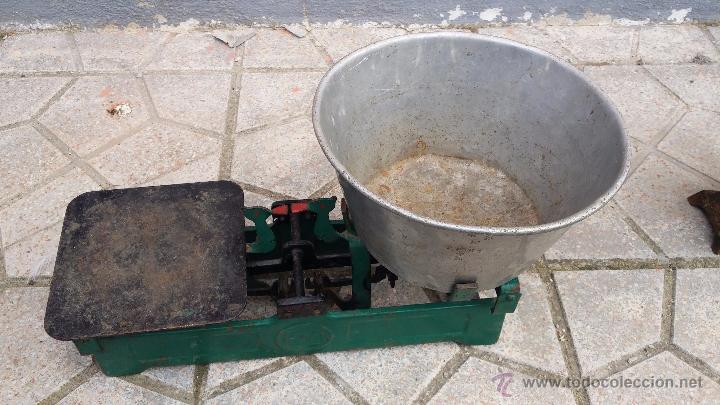 Antig&uuml;edades: antigua balanza, con platillos y 4 pesas - Foto 2