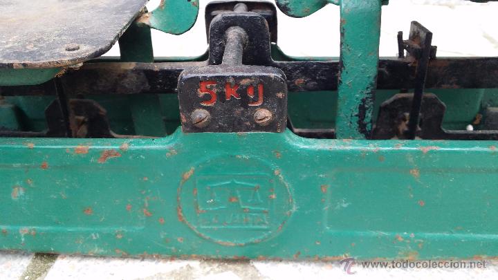 Antig&uuml;edades: antigua balanza, con platillos y 4 pesas - Foto 3