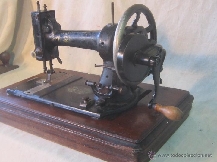 Antig&uuml;edades: maquina antigua de coser - Foto 2