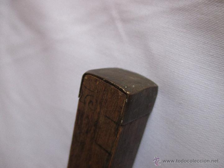 Antig&uuml;edades: medio metro de madera marca T B - Foto 3