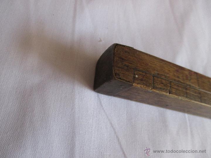 Antig&uuml;edades: medio metro de madera marca T B - Foto 4