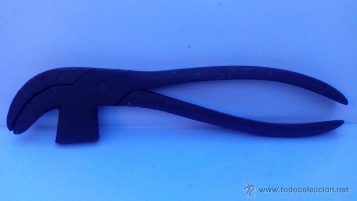 Antig&uuml;edades: ALICATES ZAPATERO CON MANDIBULA CURVA Y MARTILLO - Foto 3