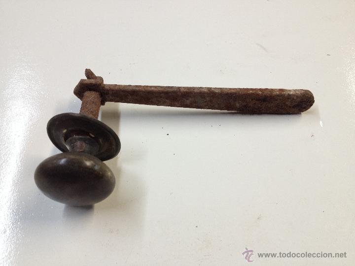 Antig&uuml;edades: TIRADOR PUERTA LATON (E) - Foto 1