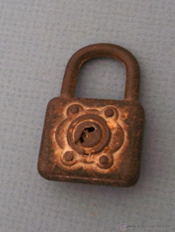 Antig&uuml;edades: peque&ntilde;o candado sin llave (4,5x3cm aprox) - Foto 1